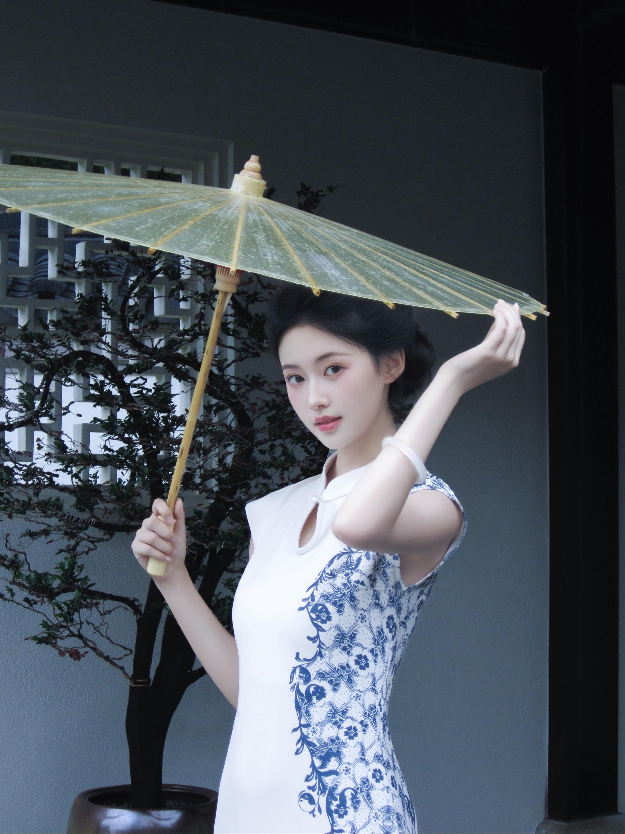 墨已入水渡一池青花。