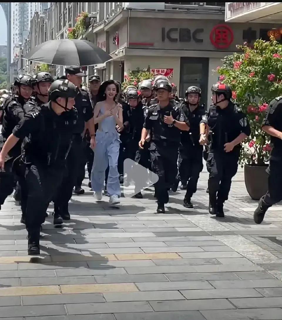 想知道保护 Angelababy这群人是真特警还是假特警[what]

如果是真