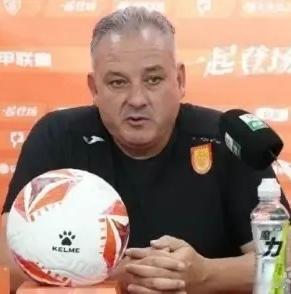 重庆铜梁龙现在换帅为冲超？笑死人了，一看做这个决定的就是外行，现在这个节骨眼想真