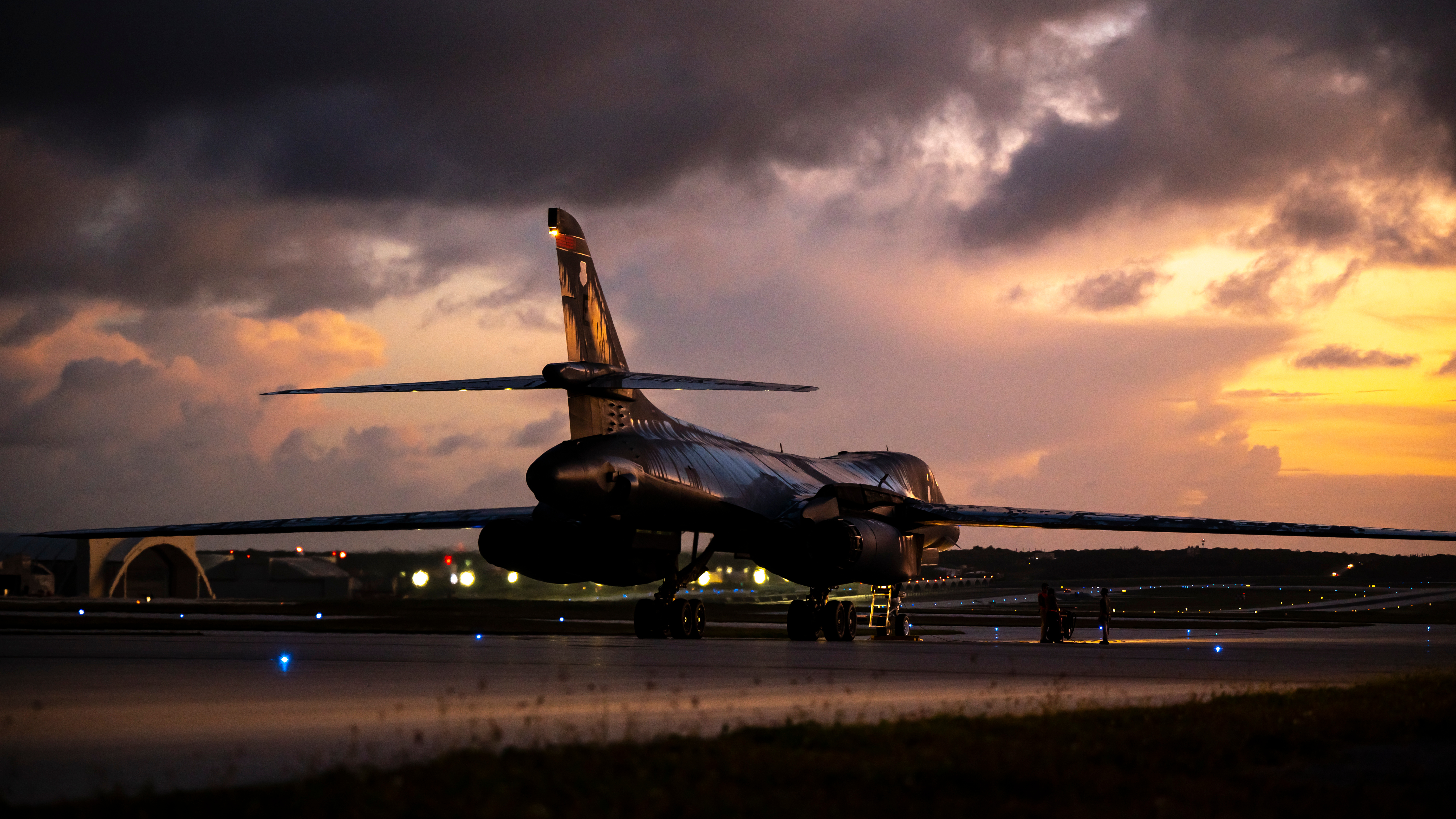 趁着夜色出击，美国空军南达科他州埃尔斯沃思空军基地第28联队第34远征轰炸机中队