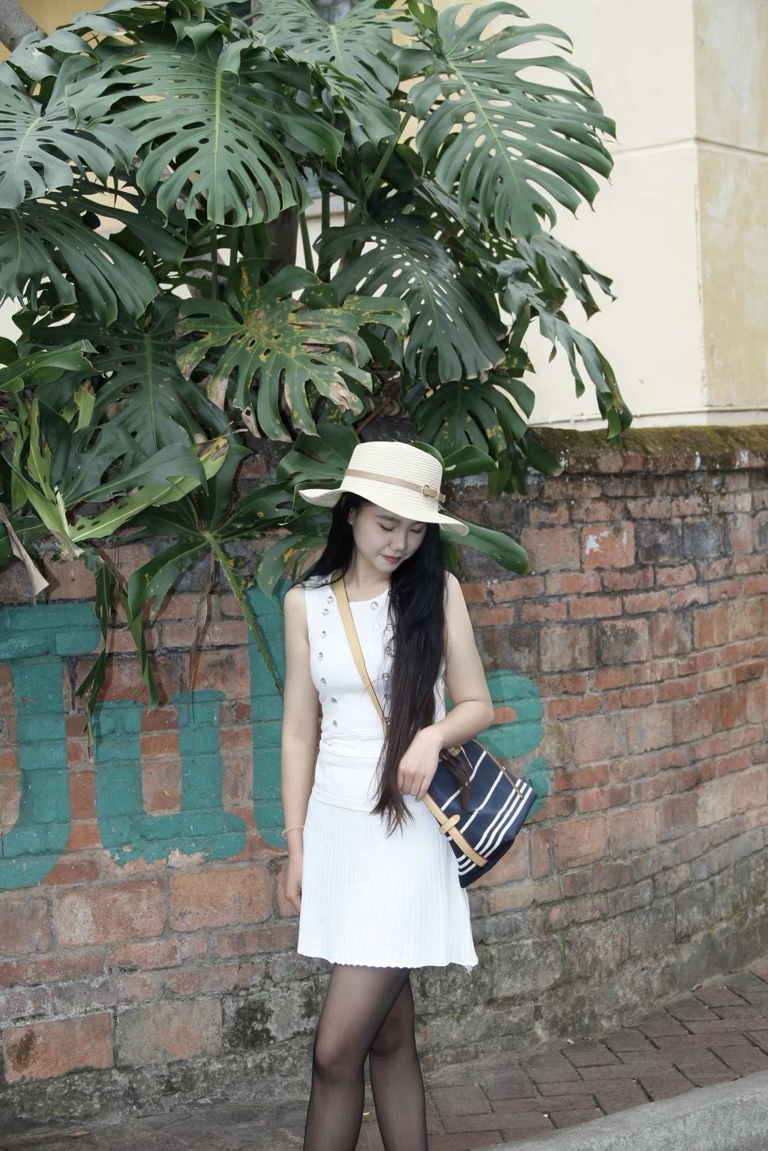 哪些颜色穿上显得更有高级感白色+黑色