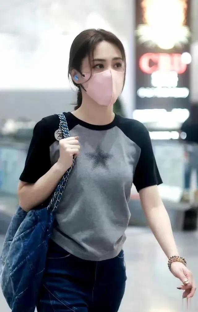 瘦下来的阿娇真的是神颜，像青春女大学生一样靓丽，完全不像四十多岁的中年女人。
