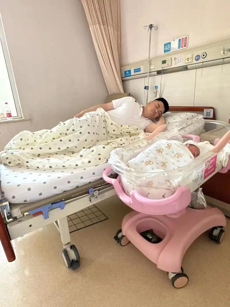 一位经济学家指出，现在最严峻的问题，不再是00后不结婚，也不是90后不生孩子，而