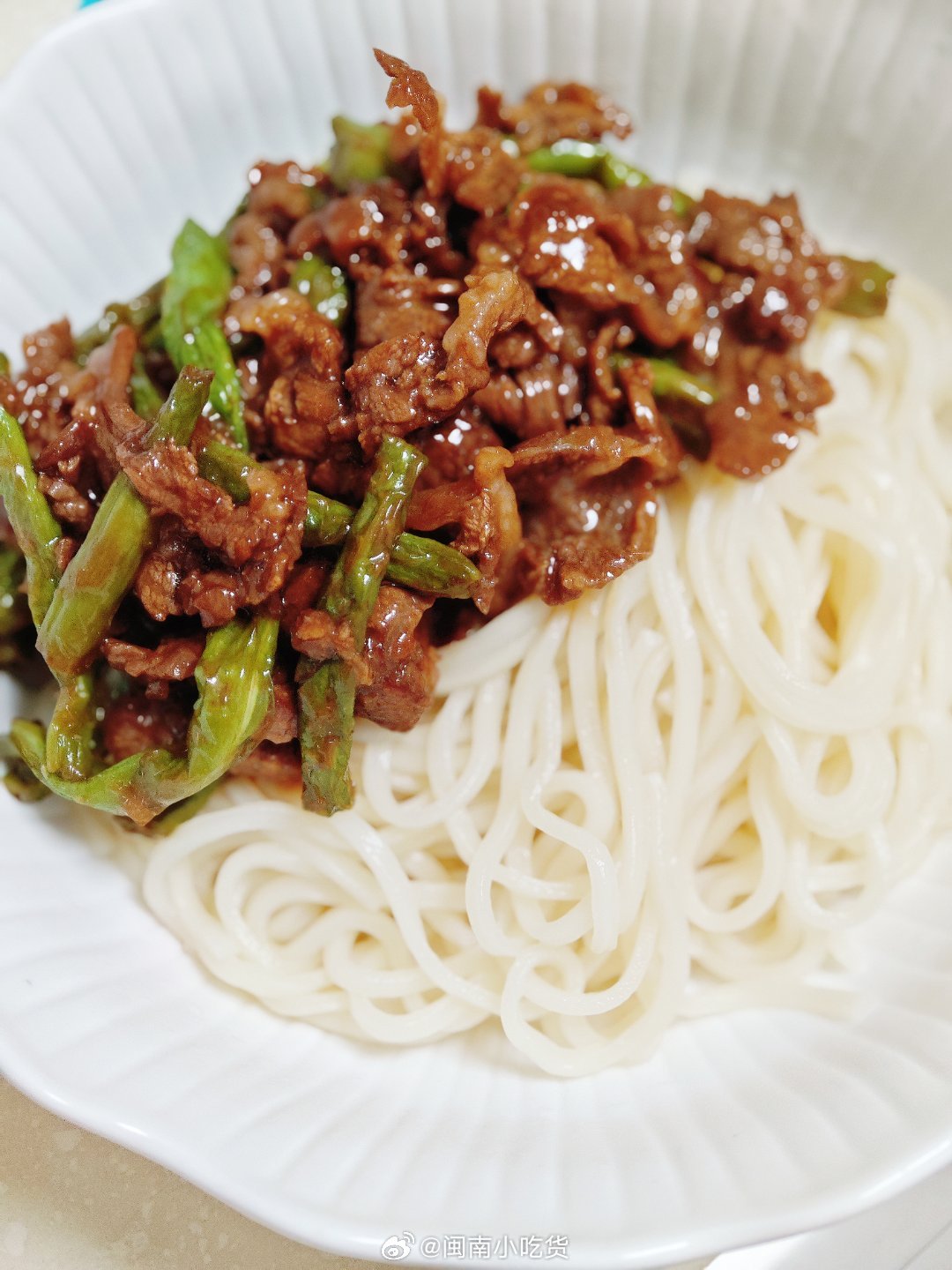 今天做牛肉豆角盖面，吊龙炒的浇头，带着奶香味的牛肉，搭配弹牙鲜面。 