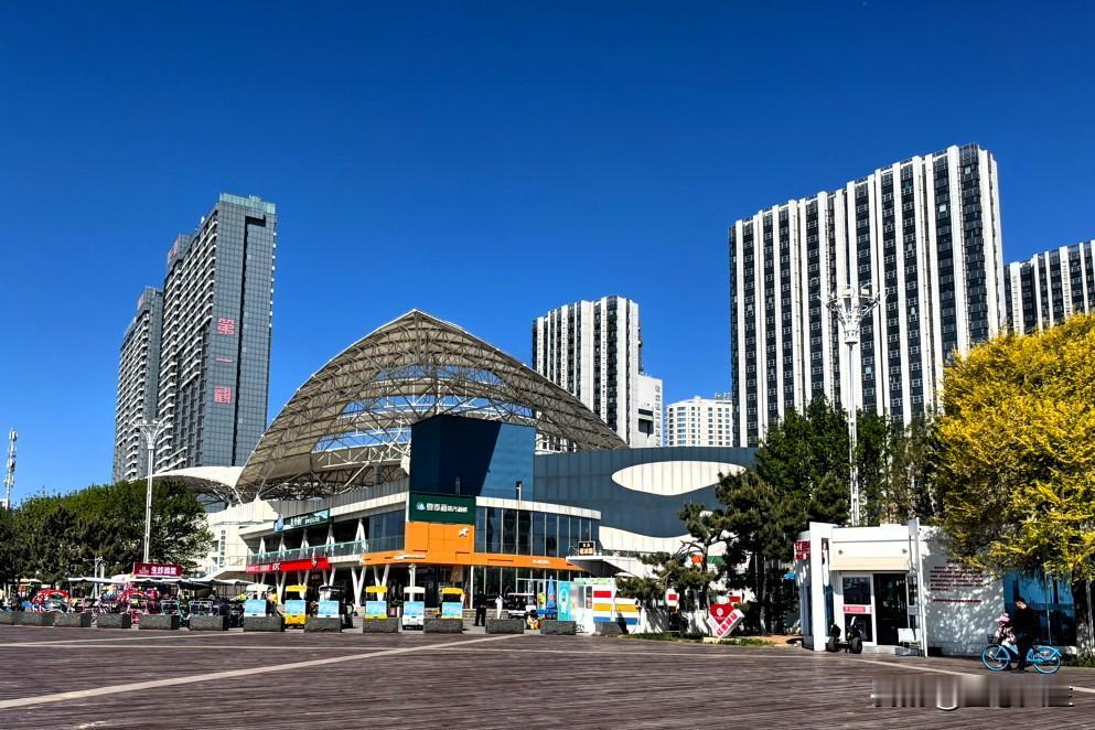 今天说说秦皇岛的楼市。2026秦皇岛楼市极度分化，海港区核心、开发区、金梦海湾坚