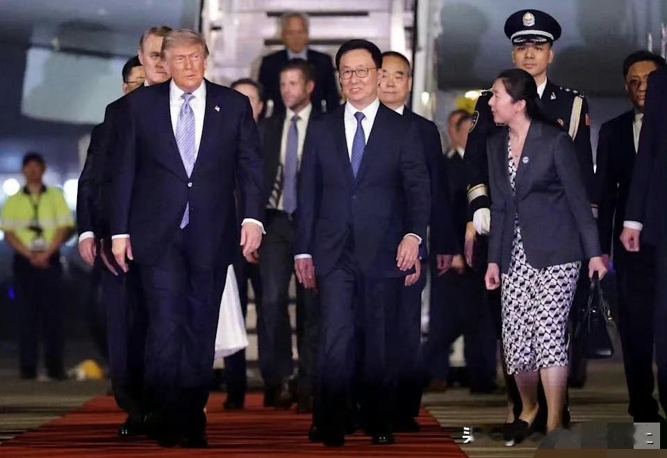 意味着他在飞机上的座位都是被其他人选剩下的。行李架上看来位置也不多了。

建议下