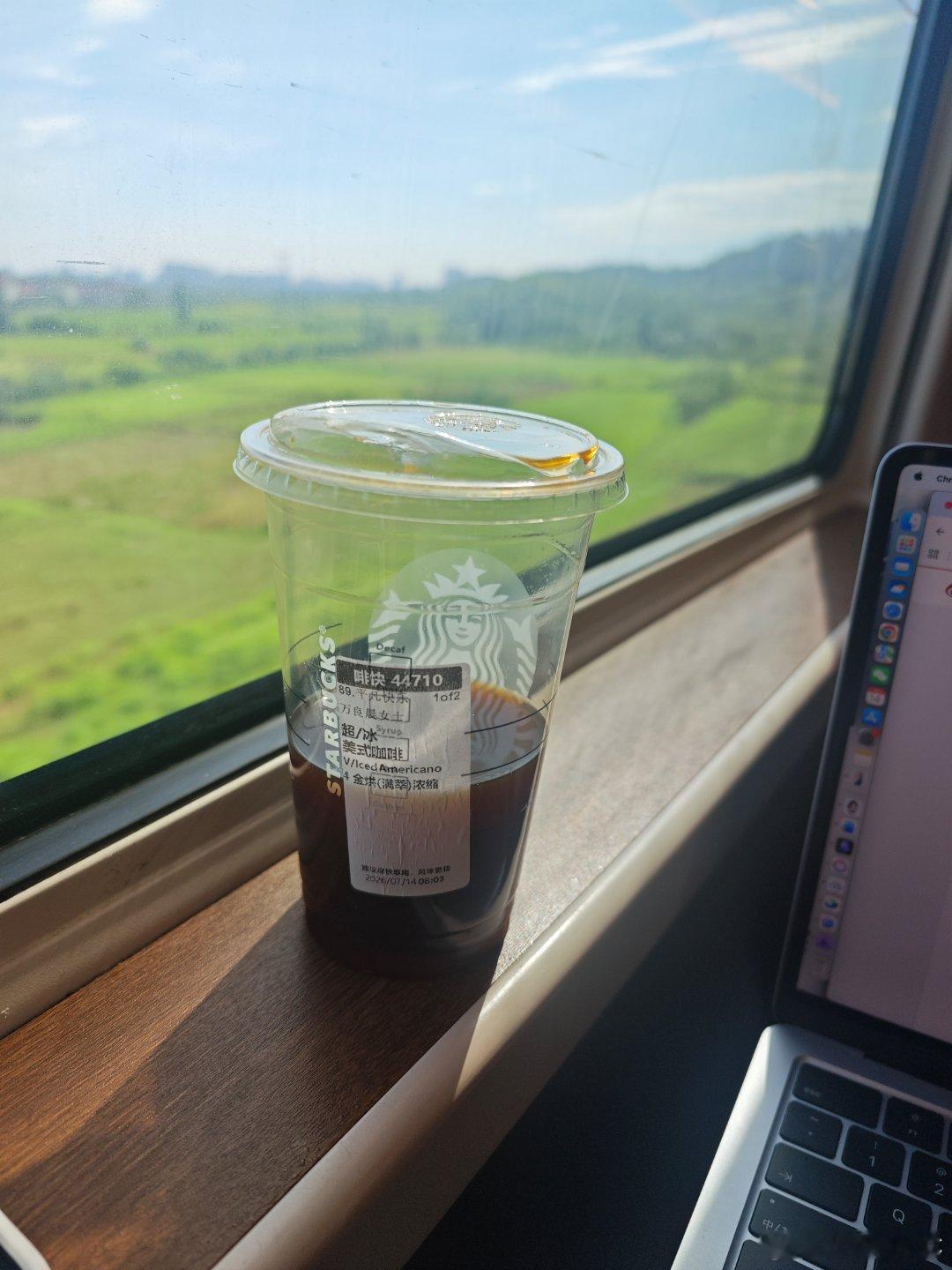 周二早今天早起，一杯咖啡就是早餐。每次喝星巴克，都要看看杯子上写的什么鸡汤。抽2