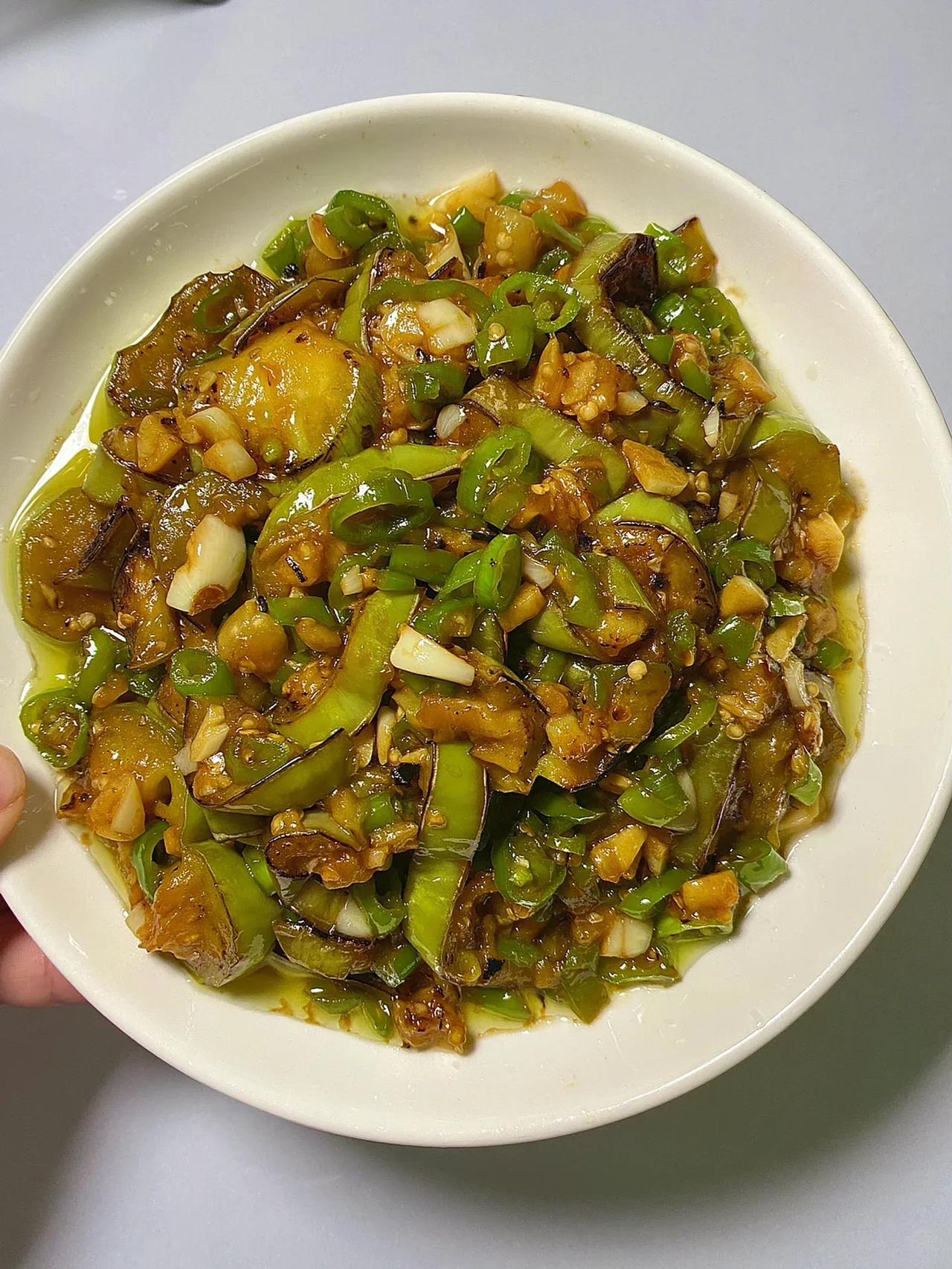 今日份香煎茄子‼️拌饭真的一绝你一定要试试|||食材：茄子 线椒 大蒜
	
做法