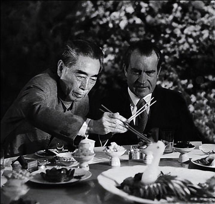 1957年，周总理在杭州楼外楼宴请到访的外宾，刚咬了一口糖醋丸子，脸色一下变了，