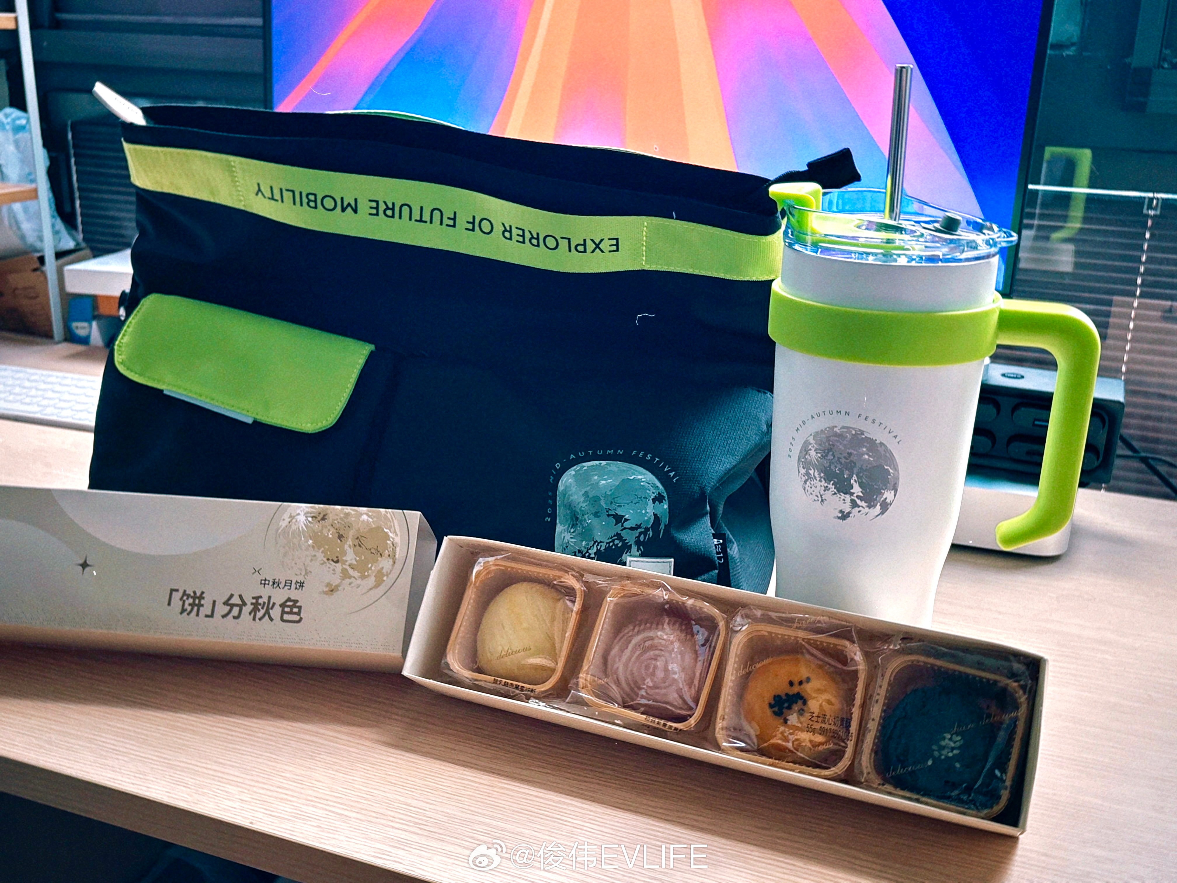 小鹏是越来越懂年轻人健身包、水杯安排上运动累了来点月饼冲冲碳💪 ​​​