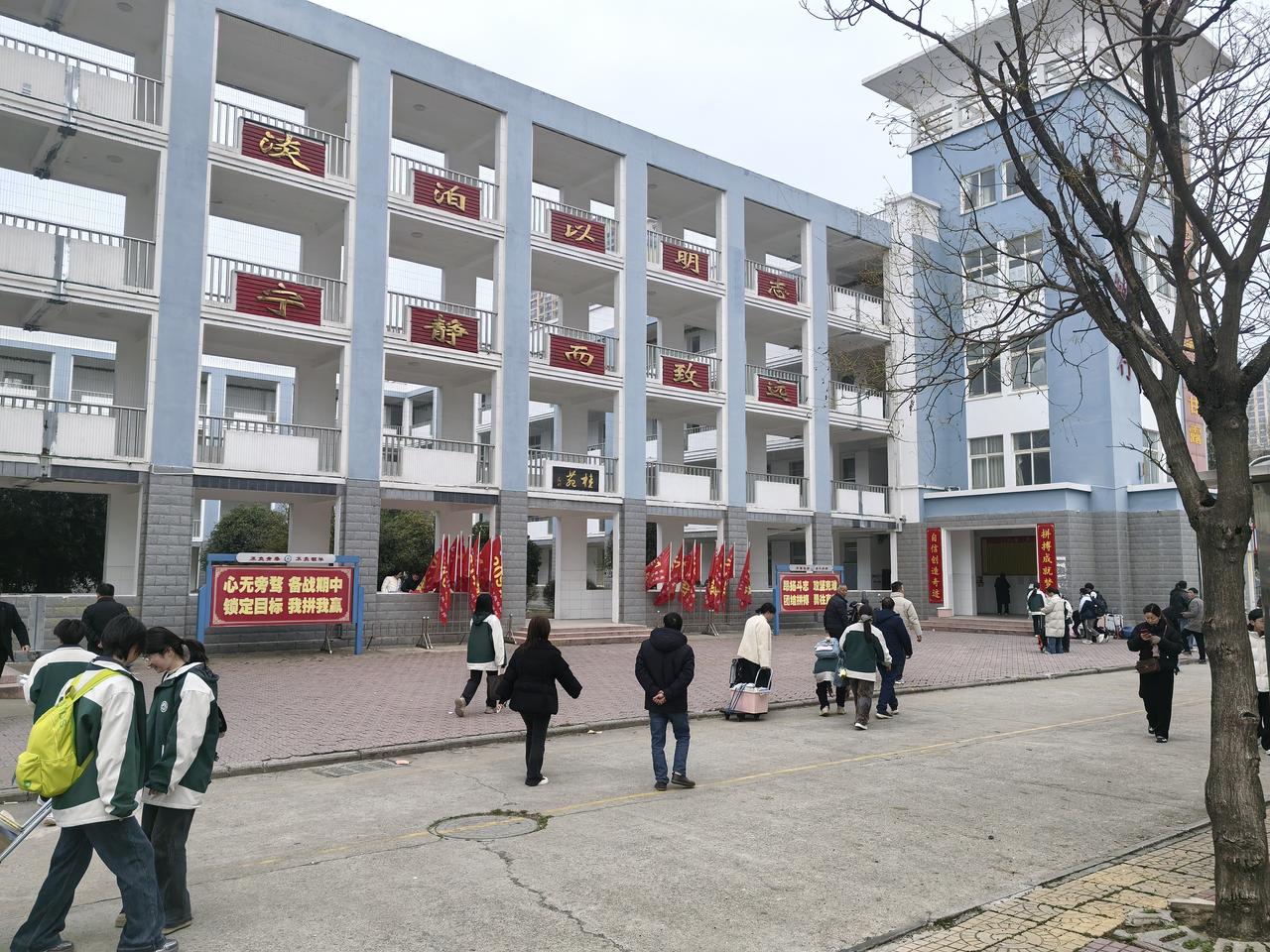 今天，2026年3月4日，邓州市一高的神兽们“归笼”了！
校园内外，人头攒动，大