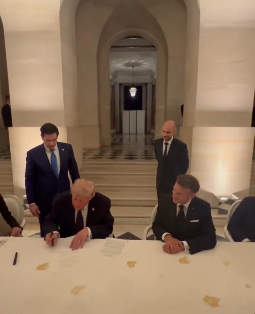 在凡尔赛宫和伊朗把和平协议签了，战争结束！

特朗普属于实在等不及，直接在法国凡