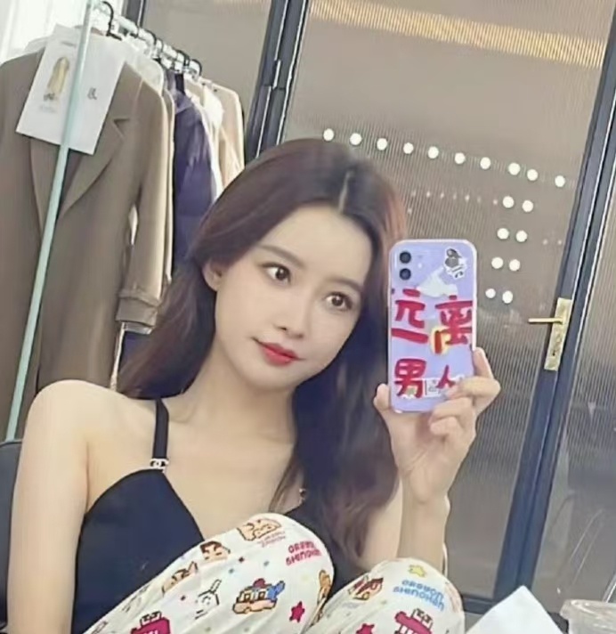 孙怡曾用的手机壳 孙怡董子健两个人的关系，现在看来也是非常的自然的，而且两个人能