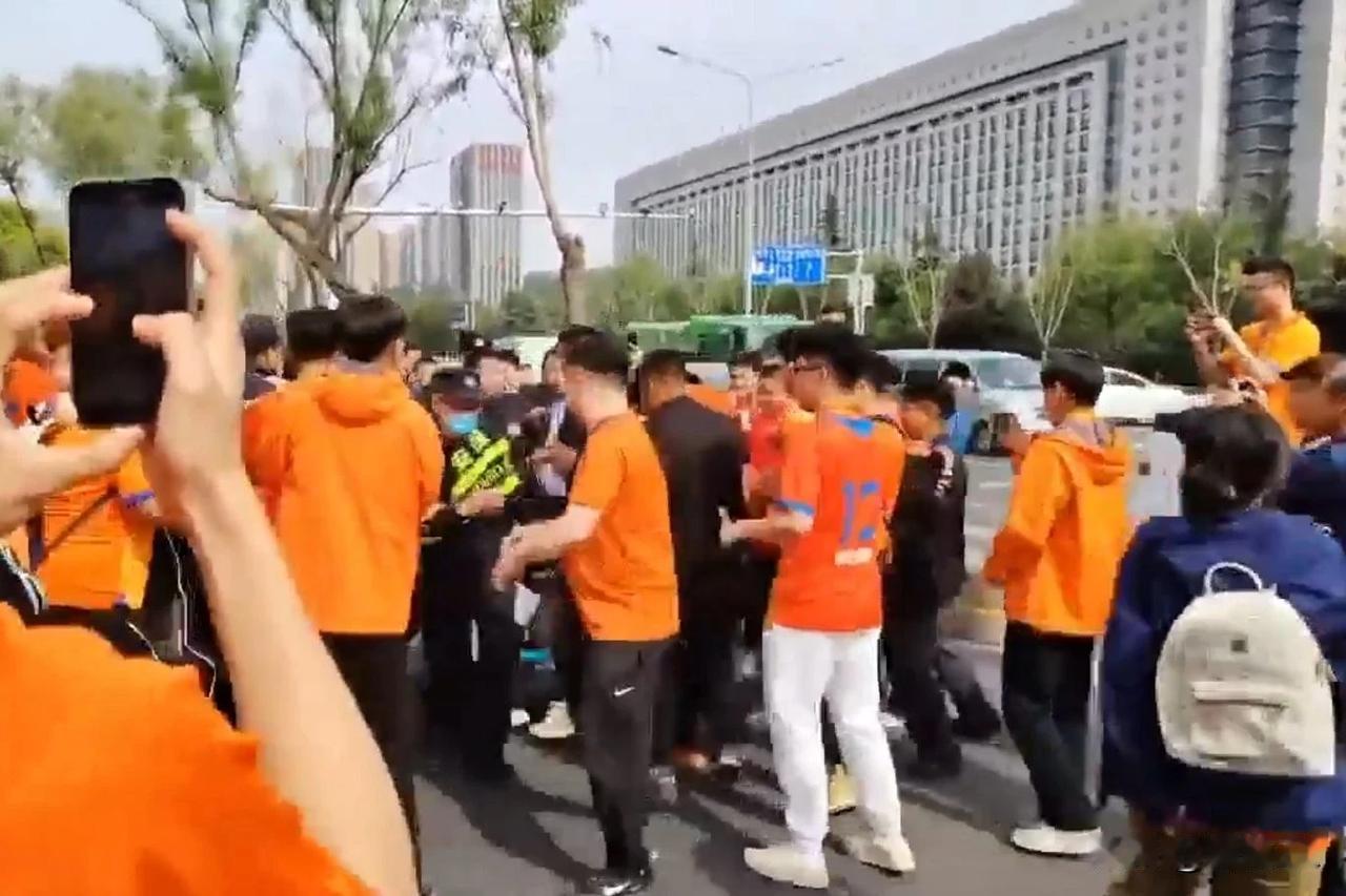太嚣张了！比赛还未开始，双方球迷已经动口又动手，保安拉都拉不住。
  网上惊爆来
