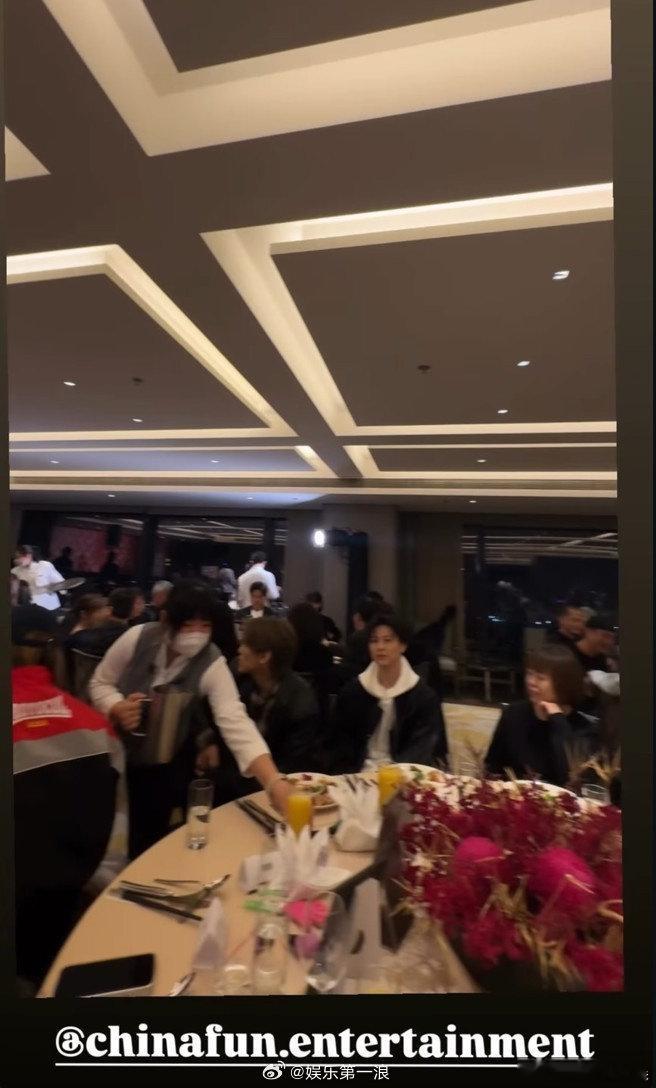 王子风波后首现身王子插足风波后首现身  王子插足风波后首现身，参加公司活动。 