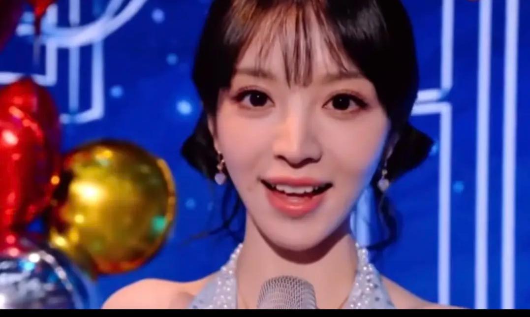 田曦薇是怎么做到笑起来眼睛里完全没有笑意的？
把她的嘴遮住，再看她的眼神，真的完