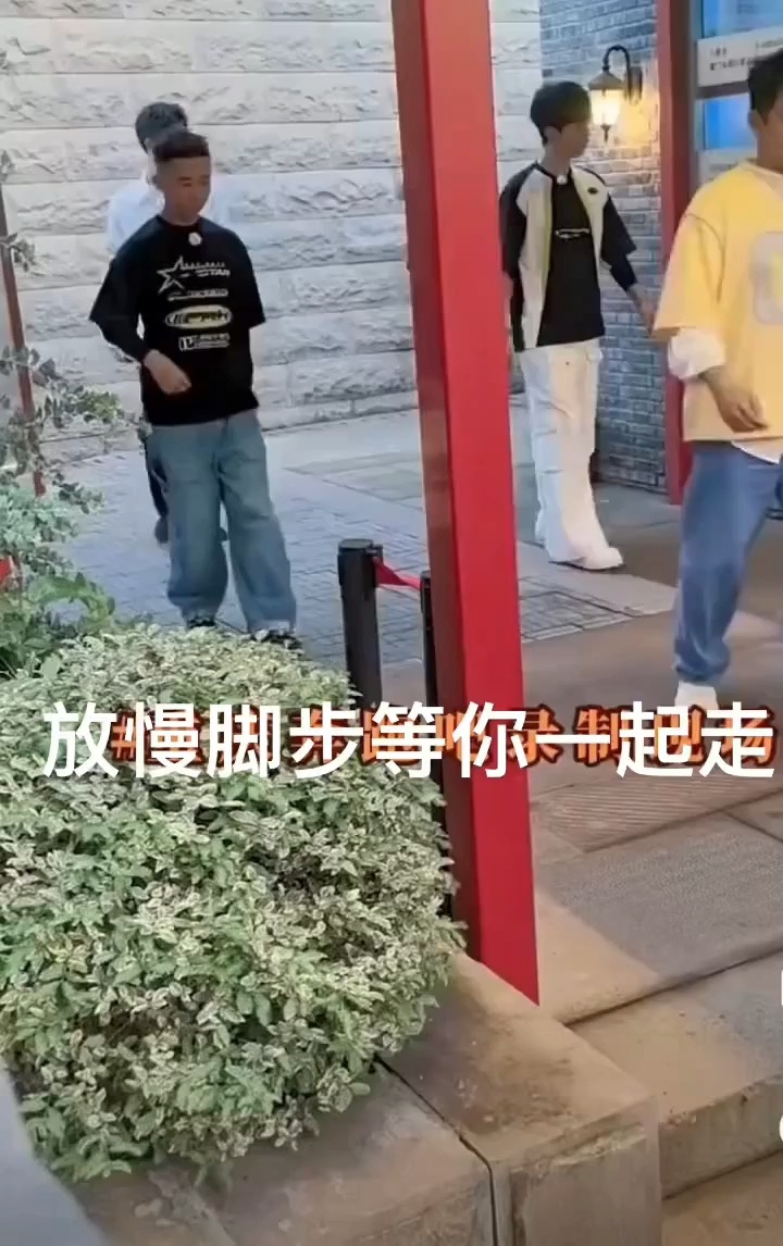 假装被别的东西吸引然后放慢脚步真的无解想到我高中暗恋人的时候经常去制造偶遇 
