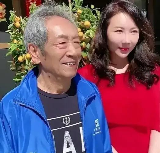王奎荣今年79岁了，他的小娇妻才41岁。当年在拍《打狗棍》时，饶芯语爱上了这个比