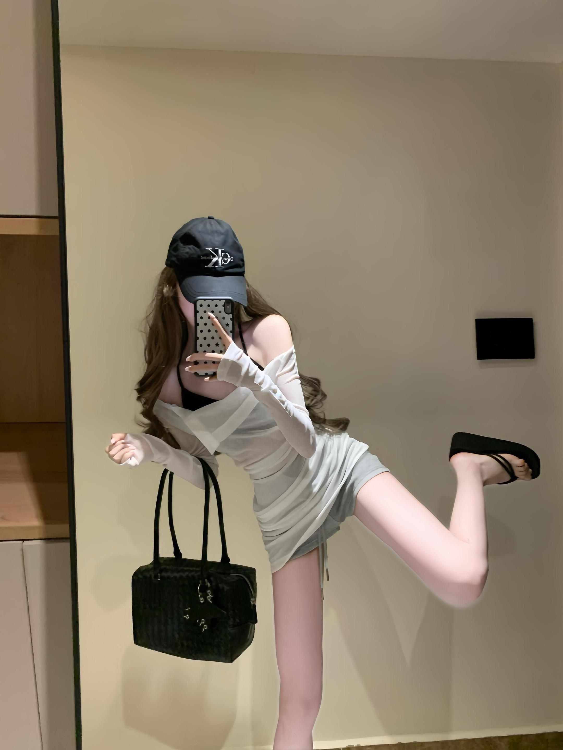 夏日氛围感斜肩上衣🤍。