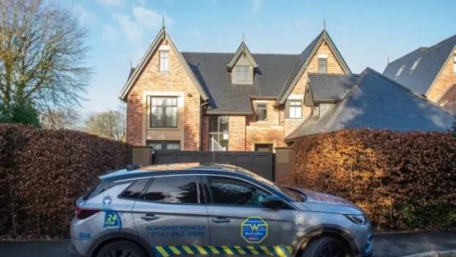 这个豪宅位于柴郡，是一个六居室，还配备有开放式的厨房、三个接待室、一个电影房和一