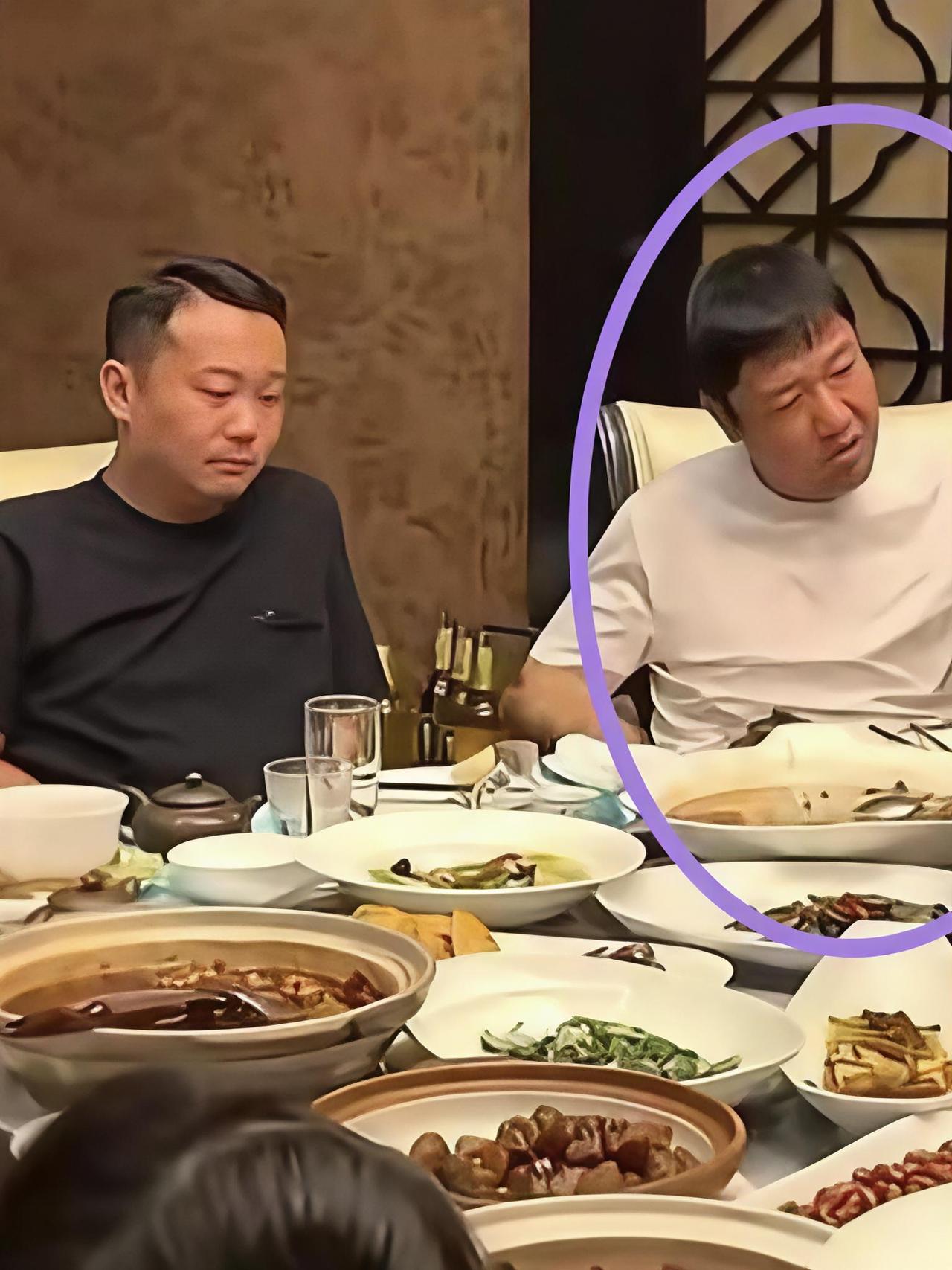 冰哥，注意您身边的小人！！！

贾冰这回真是被身边人背刺了个透心凉。你说能坐一桌