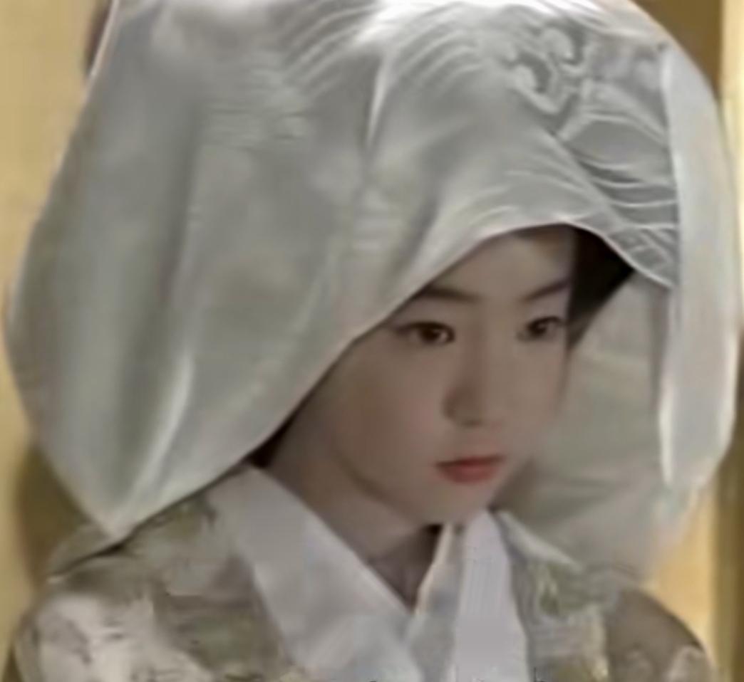 德川鹤姬‌，是日本江户时代德川幕府第五代将军‌德川纲吉的长女‌，她的生平深刻影响