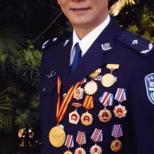 1992年，一位卧底多次的缉毒警受邀颁奖，没想到主办方却突然直播，结果导致英雄被