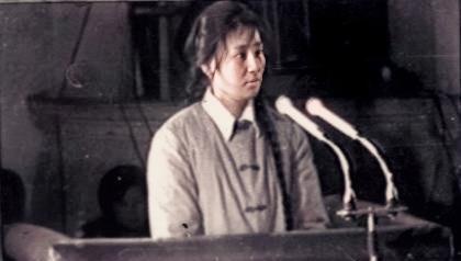 上世纪70年代，新疆某地，女知青蒋爱珍因枪杀三人，一审被判死刑，在原因被曝光后，