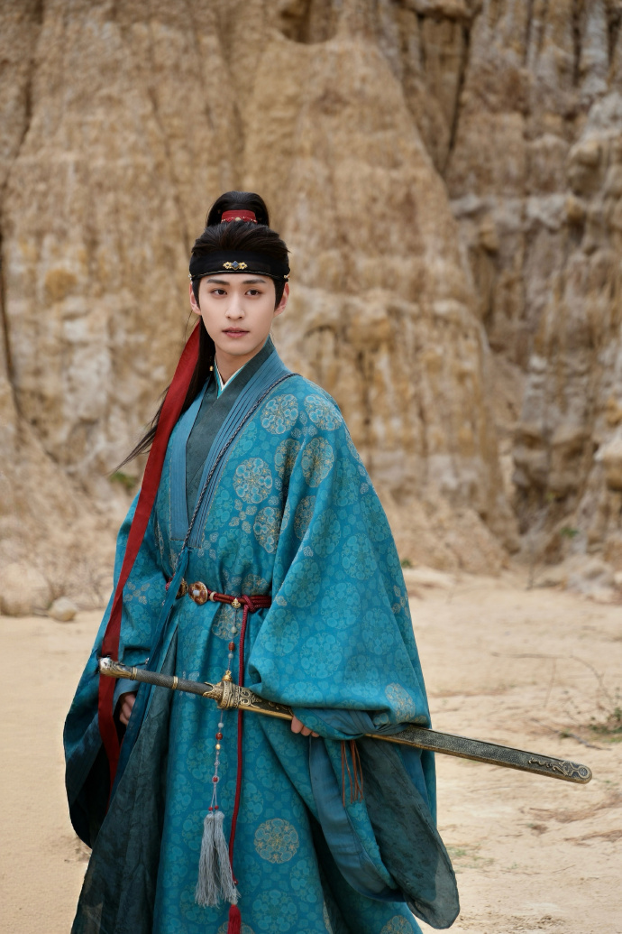 徐振轩十八宫格晒碧血蝉杀青照徐振轩碧血蝉杀青晒照 镜头定格的瞬间，都是属于周槐的