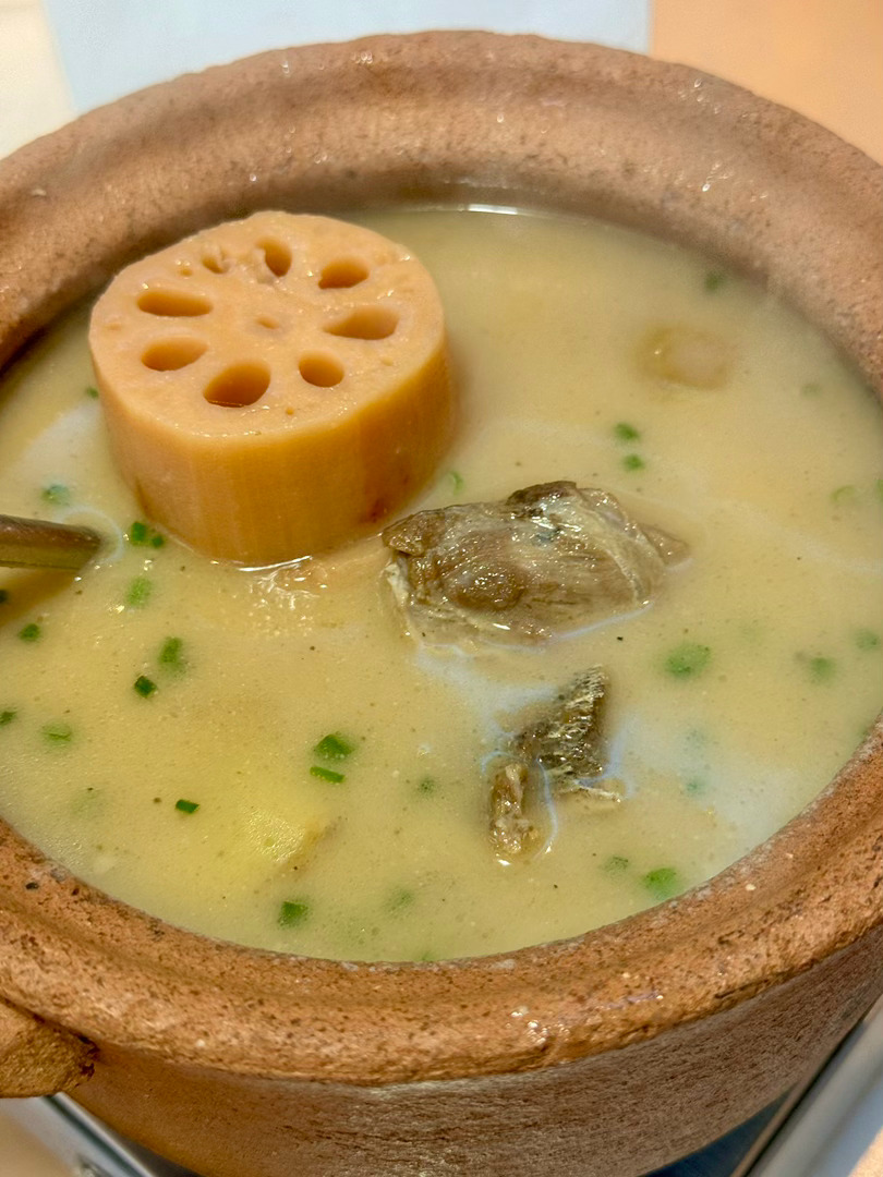 寻到一家店，尽量吃当地特色菜[不愧是你]试一试咋样啊，饿晕了[允悲]这个玉米🌽