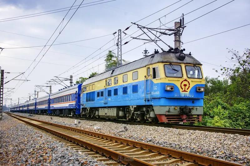 广西这起旅客跳入股道与动车碰撞事件，真是让人揪心。11月23日16时13分，田东