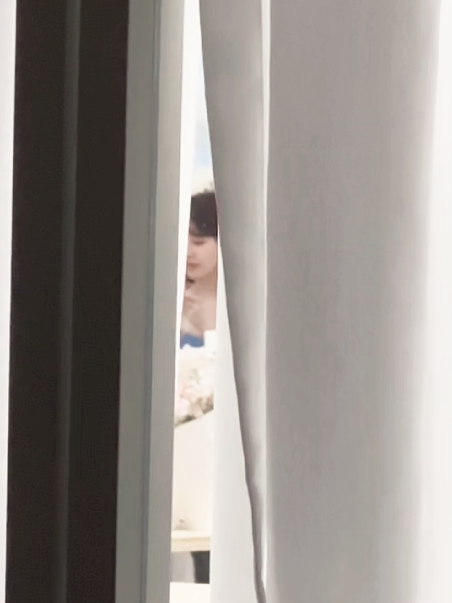 缝隙里看到一点点老婆 今天穿了蓝色 ​​​