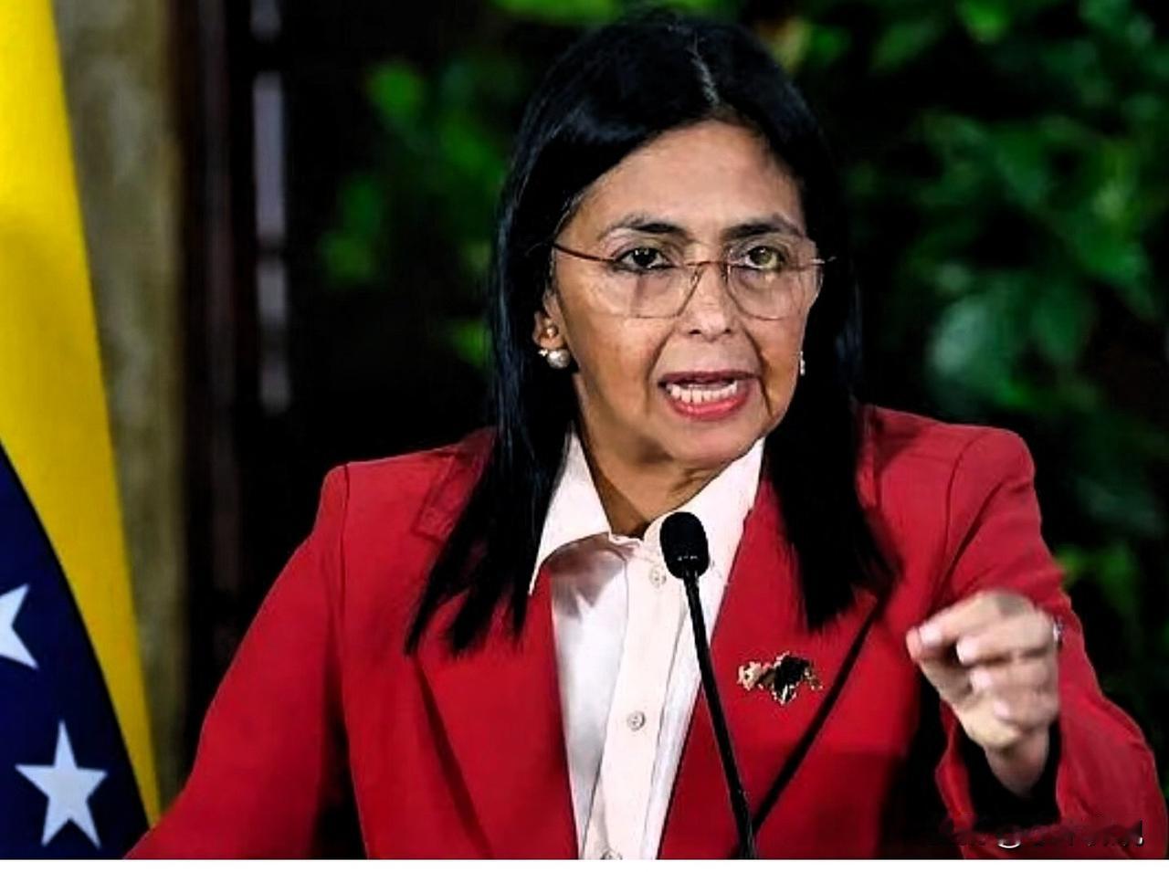 特朗普现在应该苦恼得很了！
特朗普原以为抓走马杜罗及其妻子，就能随意操控委内瑞拉