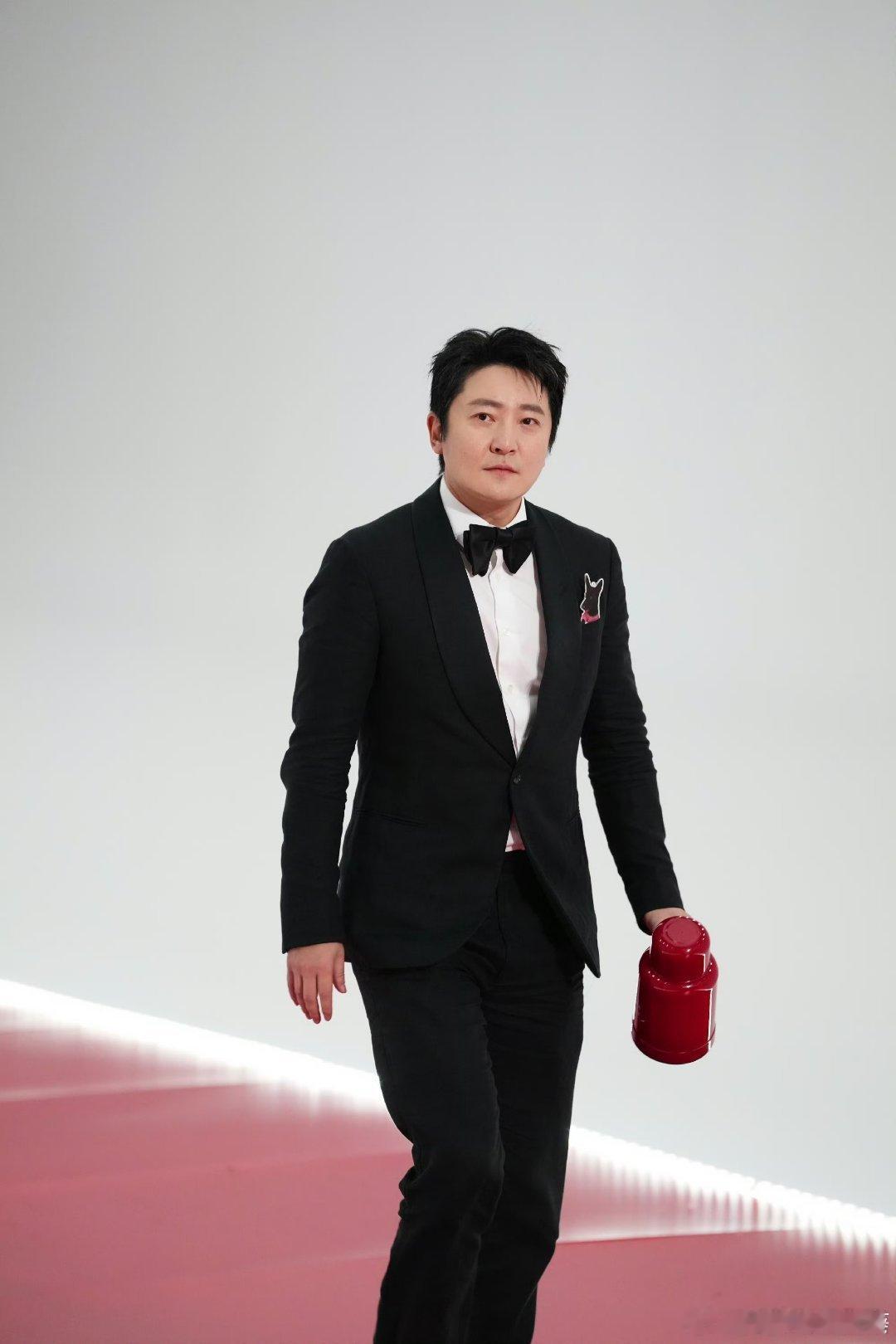 郭京飞左手驻站右手老舅一身黑西装把郭京飞衬得又高又直，气质完全在线，结果他偏偏要