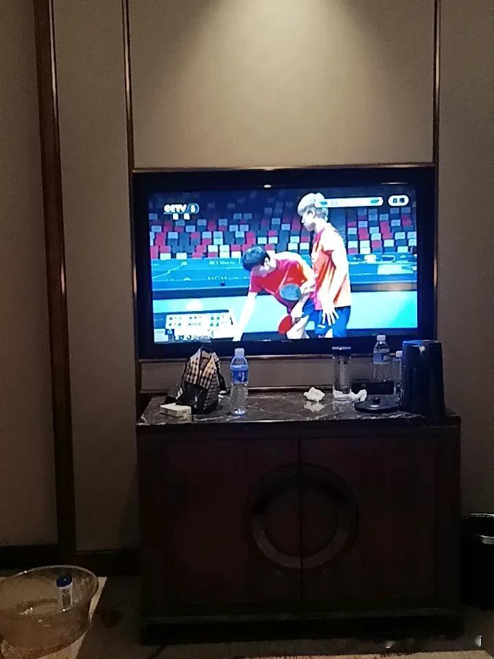 出门在外的日子，一个人在旅馆里静寂而温馨，又有些想家