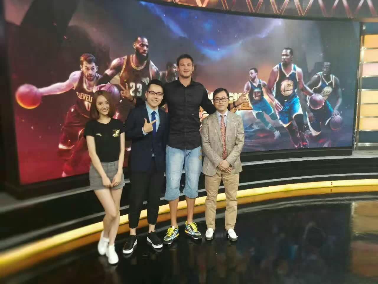 加里纳利退役退役快乐了，当初也是在演播室吃过辣条的男人，当初还在掘金呢吃完还拿了