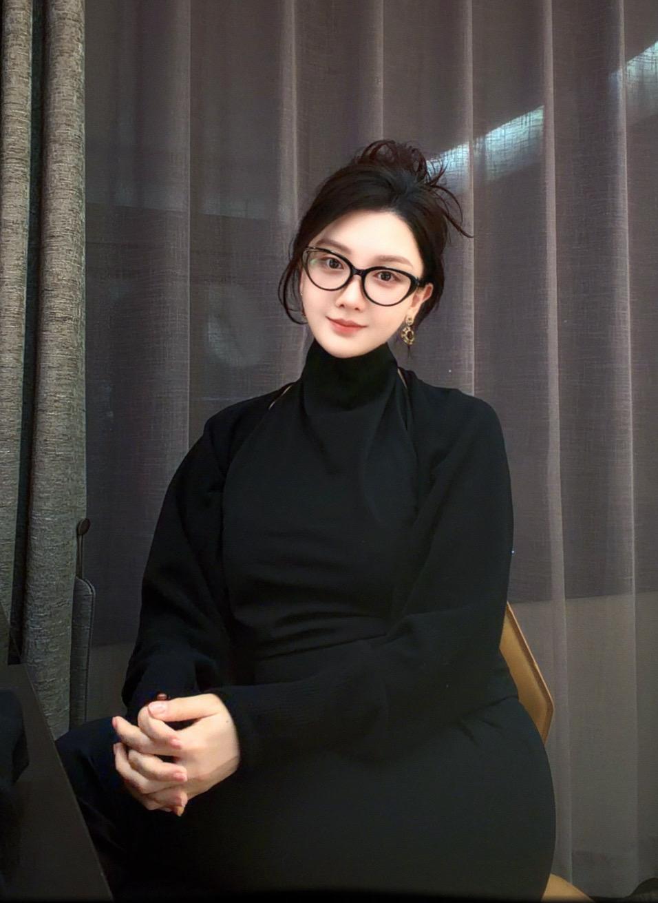 我要的是提升我自己 而不是用我最美的年龄和女人雌竞 跟男人谄媚