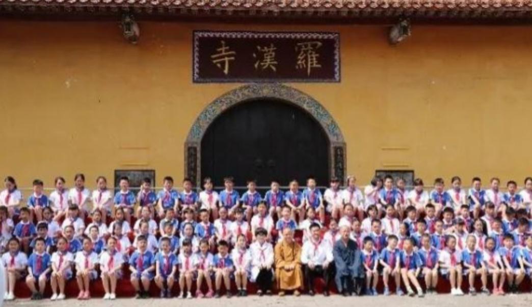 2008年汶川大地震发生后，出现了一个至今无法用科学解释的奇迹：地震过后，竟有1