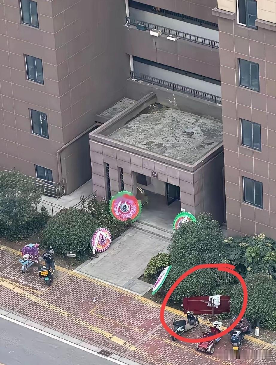 不仔细看，还以为楼下绿化带里躺着副棺材呢！

该说不说，如今城里在小区大操大办白