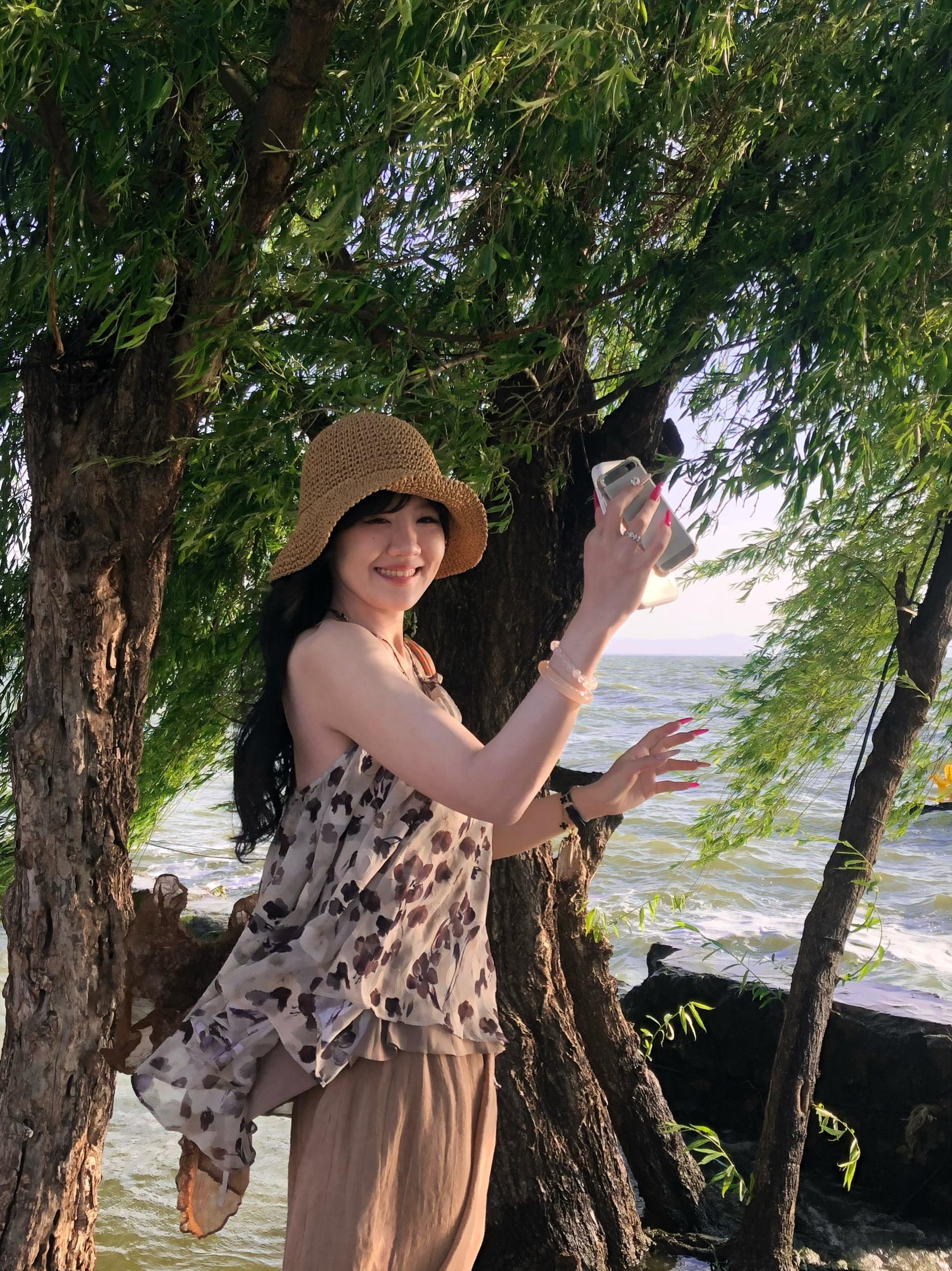 幸福从来都不需要大肆宣扬 当某一天看见那双眼睛像小时候一样明媚爱笑了 这就是答案