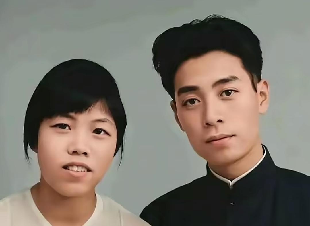这是周恩来总理和夫人邓颖超青年时的真实合影，并非演员扮演，而是货真价实的照片。