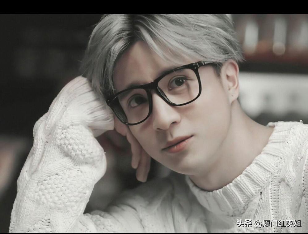 在薛之谦被实名举报的尴尬境地
谢娜还自行对号入座要道歉
不仅让9年前的段子再次挖