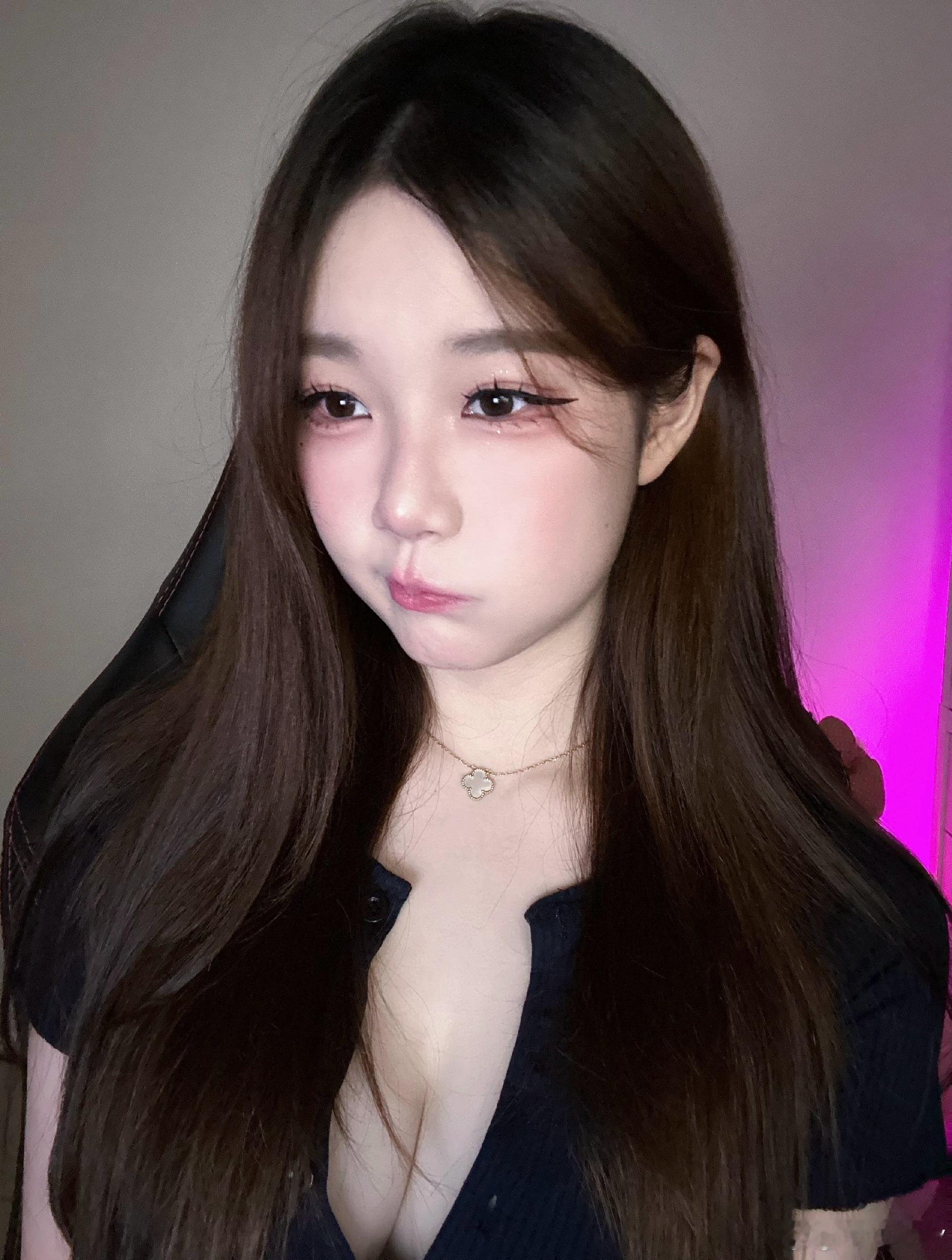 她太慷慨了[舔屏]解说Kitty自拍，深不见底！[doge]#解说kitty##