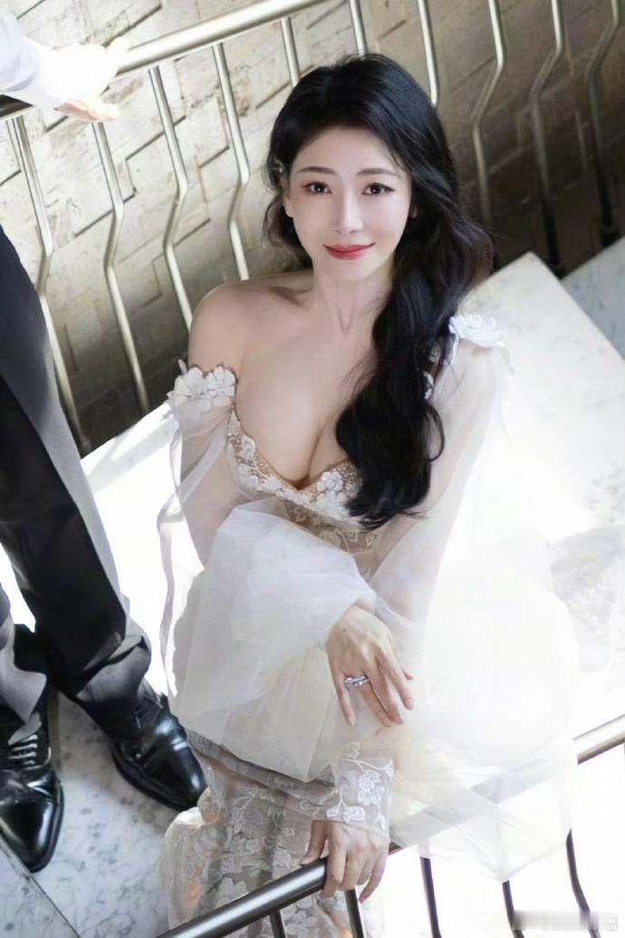 陈紫函婚纱照，这姐身材也太顶了吧！ ​ ​​​
