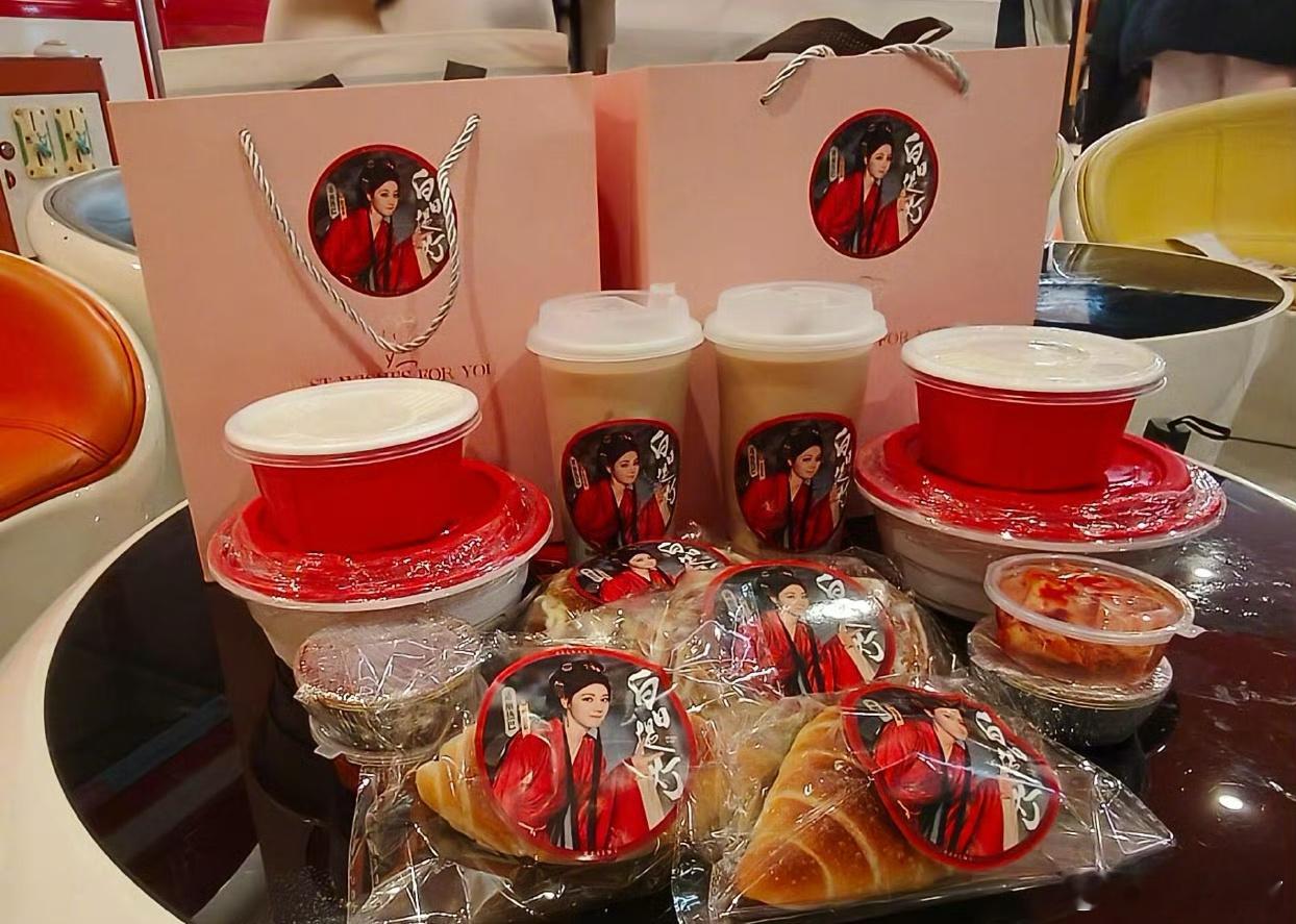 迪丽热巴直播就说过自己会换位思考代入粉丝，会因为不一定能记住每一个人的脸而难过