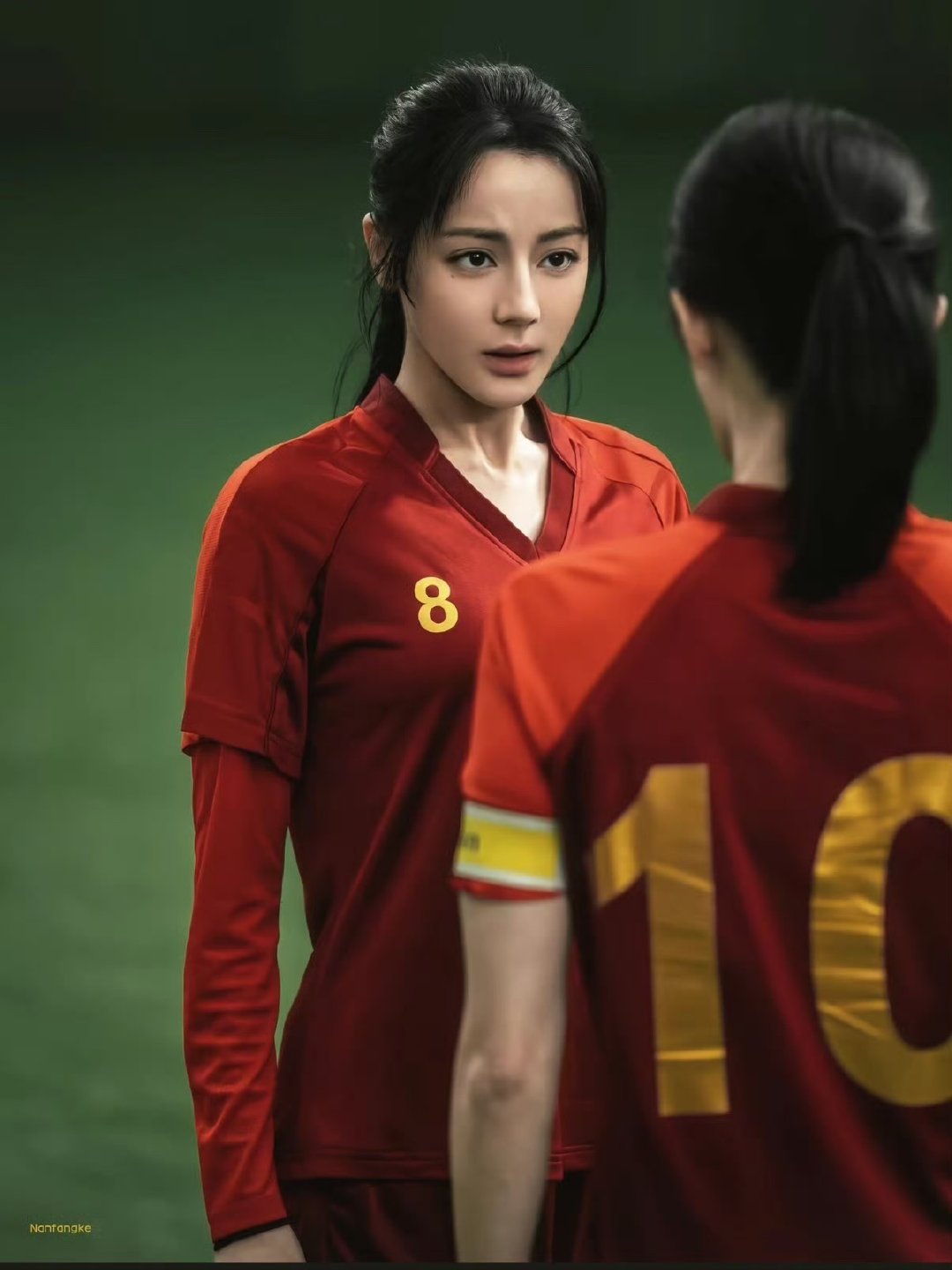 只知道功夫女足票房很曼妙 迪丽热巴一搞笑就发光观众认可度不断提升，功夫女足票房走