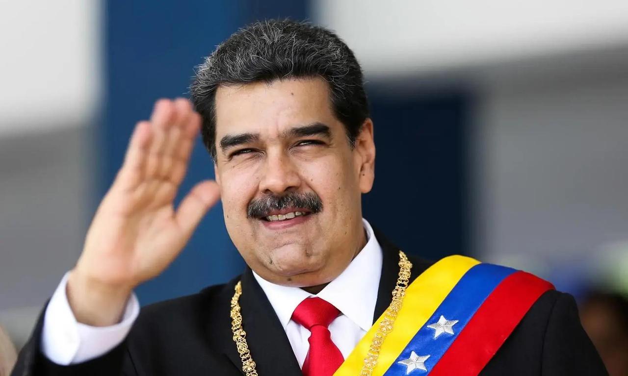 特朗普宣称特种部队抓了马杜罗，表面像一场“胜利秀”。
 
如果美国真在加拉加斯换