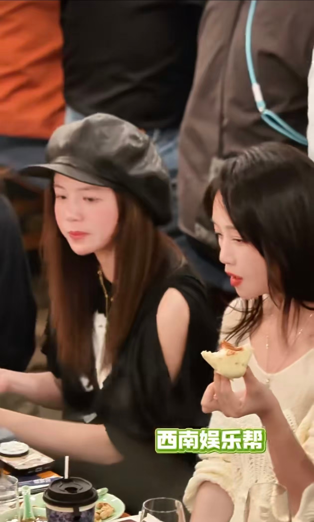 陈妍希和蓝盈莹说这个好吃 要是我凑到陈妍希和蓝盈莹旁边，说不定能蹭一口她们说好吃