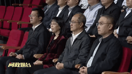 本期问政烟台，我印象里第二次看到参加节目的市领导站了起来，这是很好的现象！
  