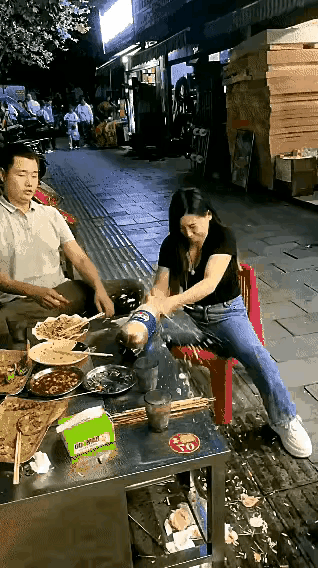 还真是可乐，女子烧烤摊上启开一瓶可乐，没想到可乐的内力挺大，打开时后劲十足，喷了